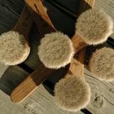 THE RENEWAL GEZICHTSBORSTEL · Geitenhaar (droog gebruik) & Paardenhaar (nat gebruik) | Exfoliatie- en reinigingstool